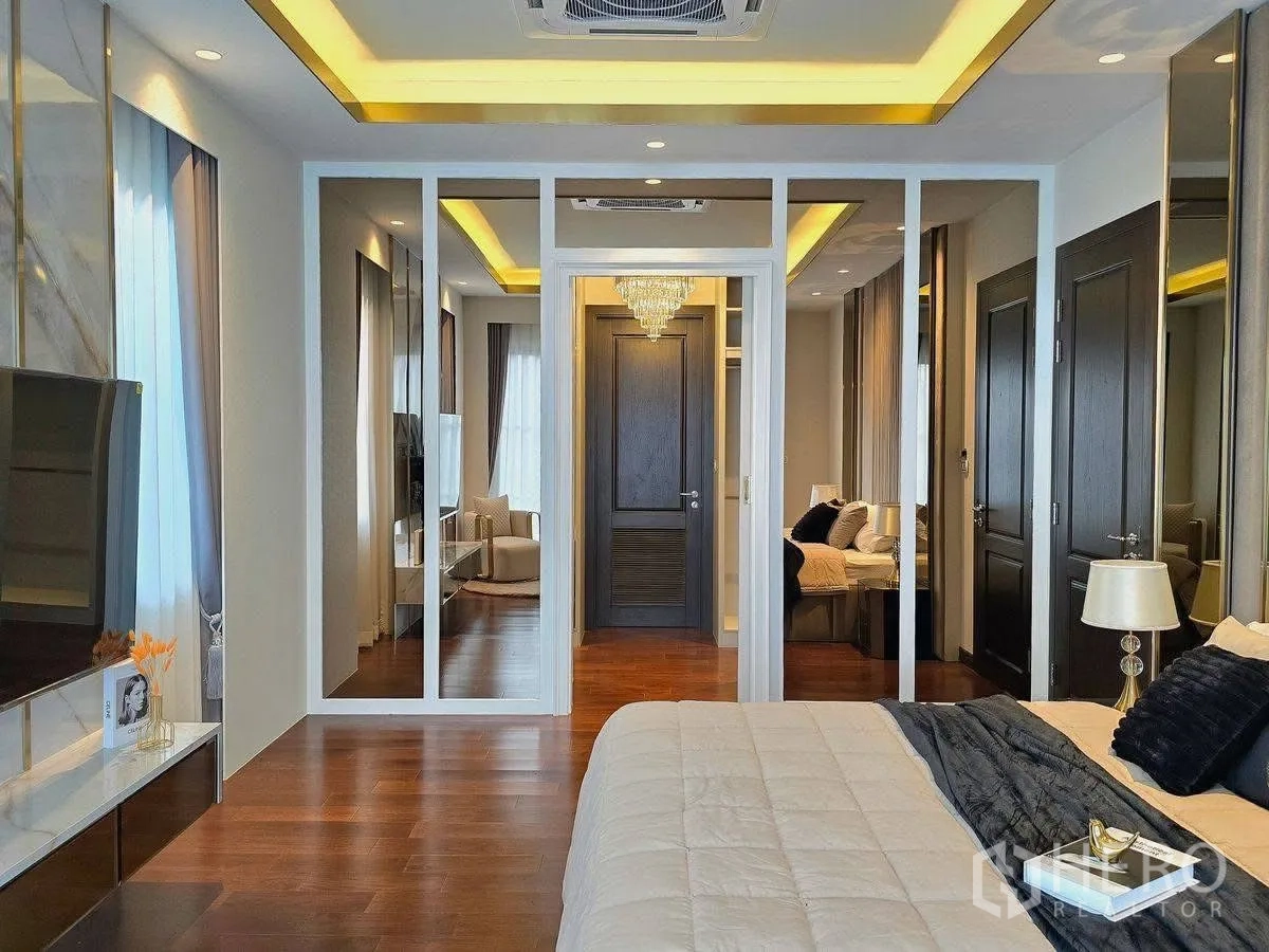 บ้านเดี่ยว for rent or sale in Bang Phli, Samut Prakan - มุมมองไปยังตู้เสื้อผ้าบานกระจกจากห้องนอนมาสเตอร์ พร้อมไฟดาวน์ไลท์โทนอุ่น