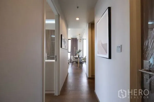 Condominium for rent in Khlong Toei, Bangkok - Condo hallway with wooden floors leading to the dining area and kitchen.