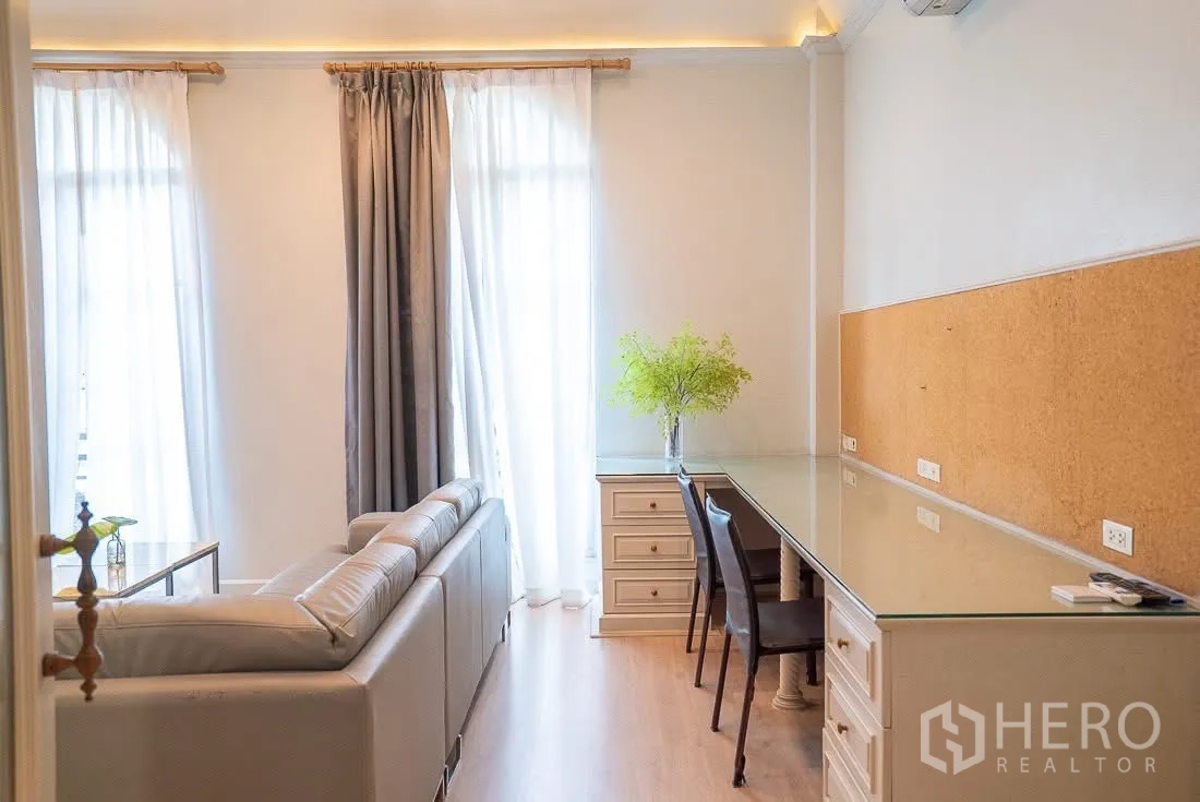 ทาวน์เฮาส์ for rent in Yan Nawa, Bangkok - พื้นที่ทำงานยาวแบบบิลท์อินพร้อมเก้าอี้และโซฟาข้างหน้าต่าง