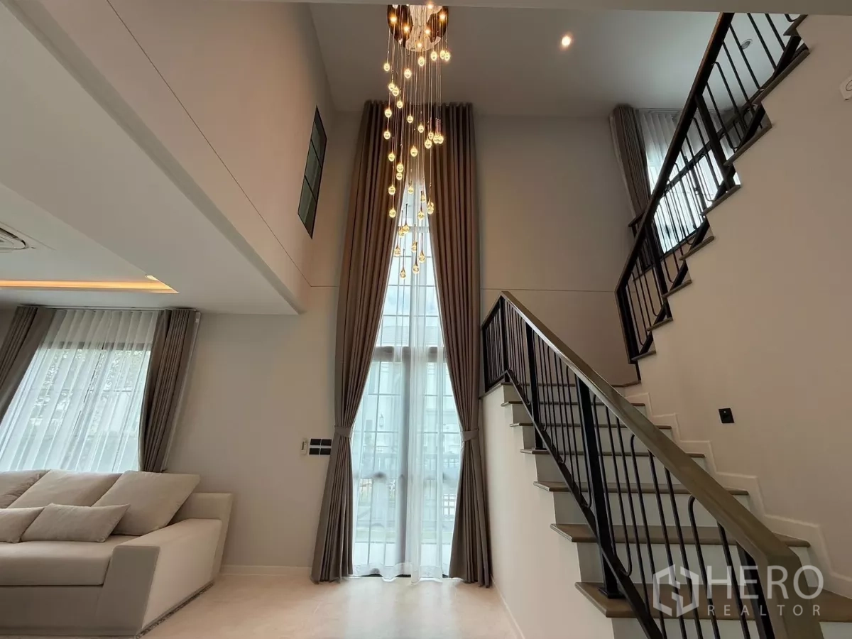 บ้าน ให้เช่าหรือขายในBang Phli, Samut Prakan - บันไดราวเหล็กสีดำคู่กับหน้าต่างสูงโปร่งและโคมไฟสมัยใหม่