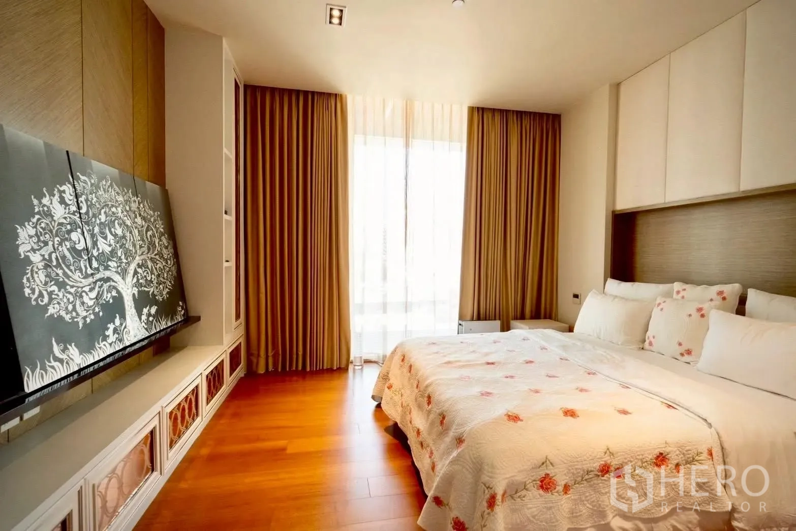 公寓 for sale in Sathon, Bangkok - 卧室铺花纹床品，落地窗帘与内置收纳一体化。
