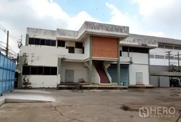 工厂 出售在Bang Phli, Samut Prakan - 工厂侧立面，带外部楼梯、卷闸门和服务入口。