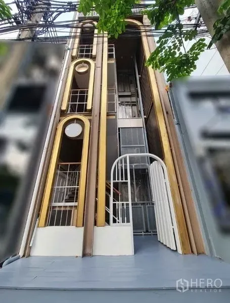 店屋 出售在Watthana, Bangkok - 通罗多层店屋外立面，拱形设计与金色装饰。