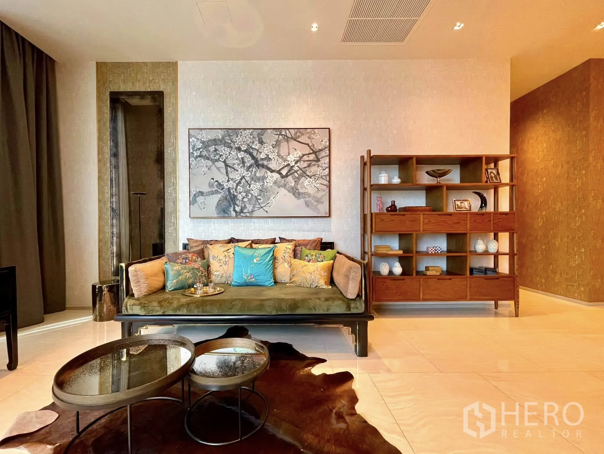 公寓 for rent in Bang Rak, Bangkok - 时尚客厅，沙发、墙面装饰、书架与套几。