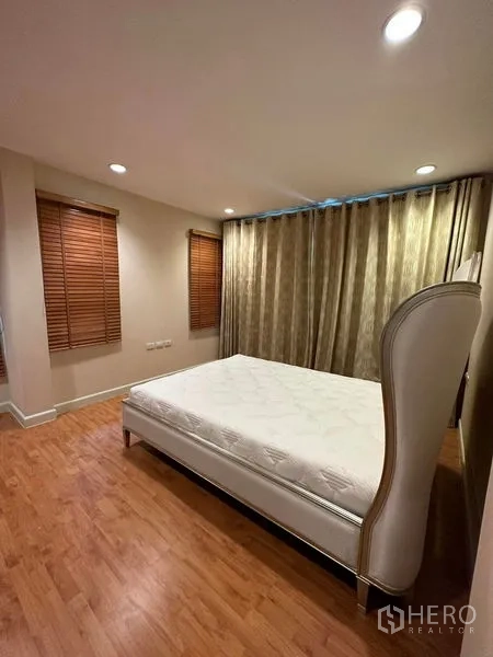 บ้าน ขายในPrawet, Bangkok - ห้องนอนพื้นไม้ ไฟดาวน์ไลท์ พร้อมเตียงบุผ้าขนาดใหญ่