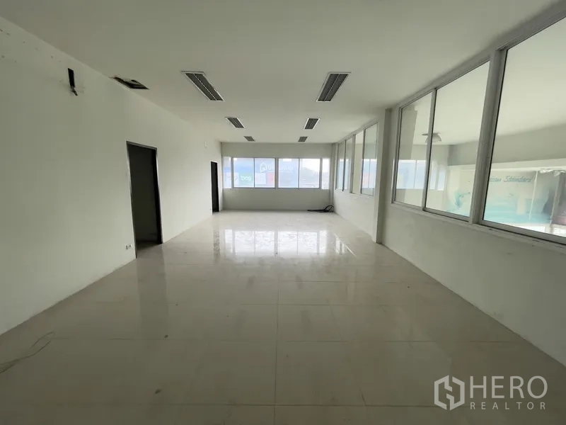Warehouse for rent in Prawet, Bangkok - Bright open-plan office with long banks of windows.