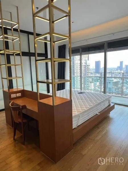 คอนโด ให้เช่าในWatthana, Bangkok - ห้องนอนหน้าต่างเต็มบานและระเบียง มองเห็นวิวกรุงเทพ