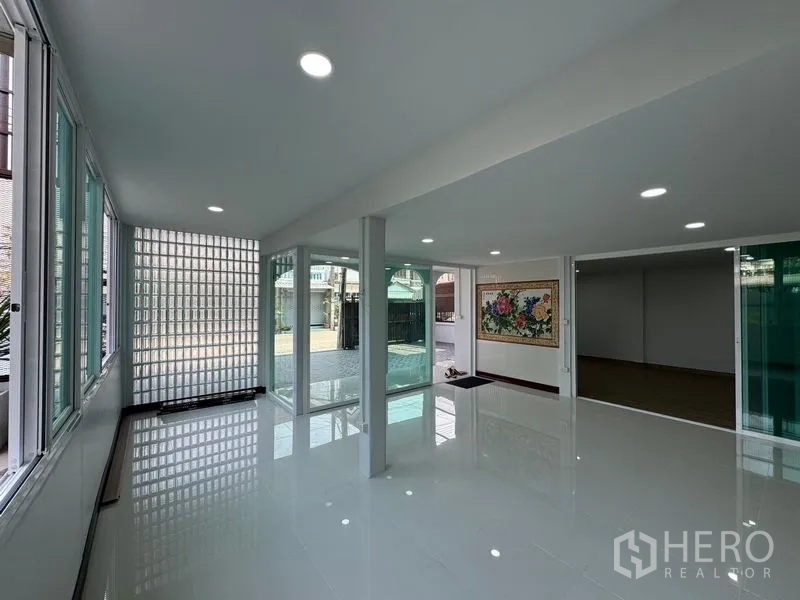 Home Office for rent in Bueng Kum, Bangkok - Bright front lobby with floor-to-ceiling glass and views to the gated driveway.