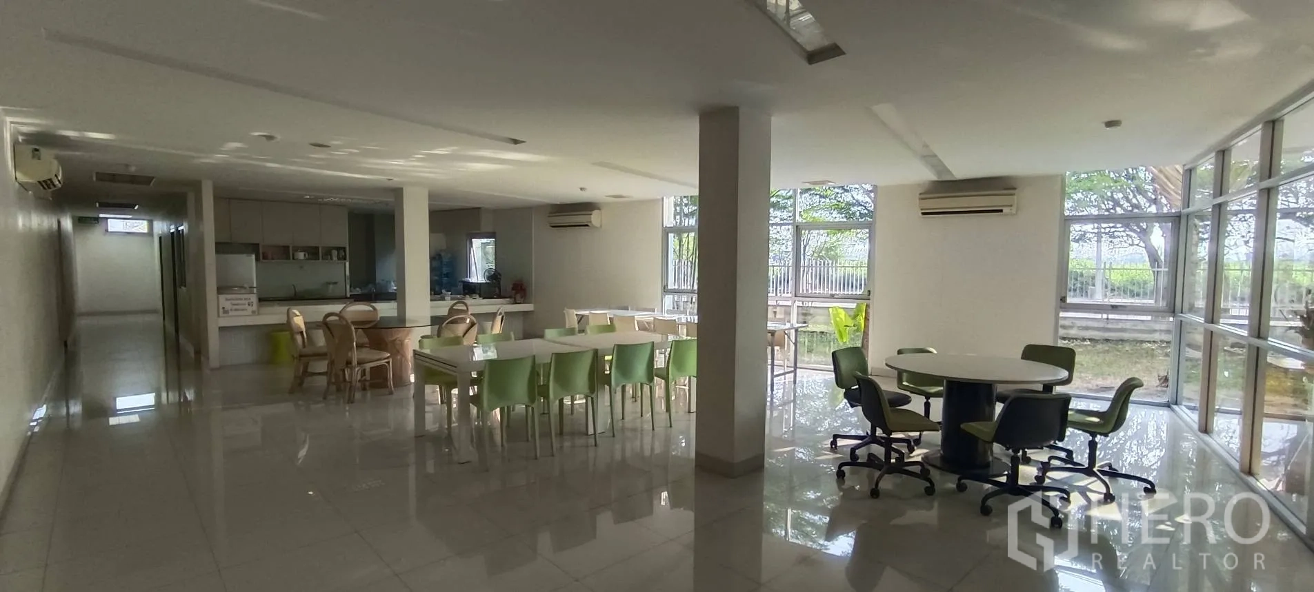โรงงาน ขายในMueang Samut Sakhon, Samut Sakhon - ห้องอาหาร/พักผ่อนปรับอากาศ ผนังกระจกและเก้าอี้หลายแบบ