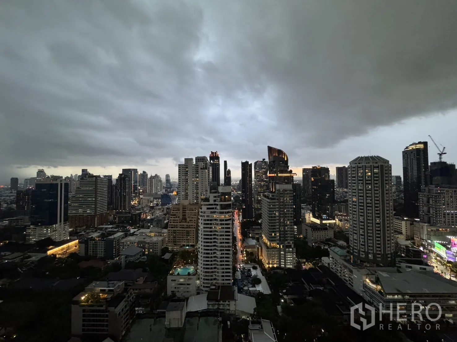 คอนโด ให้เช่าในWatthana, Bangkok - วิวสกายไลน์กรุงเทพฯ ยามโพล้เพล้ที่สว่างไสว