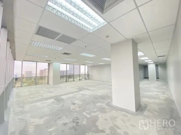 办公空间 出租在Chatuchak, Bangkok - 宽敞工作区，结构立柱、吊顶通风口，整排落地窗。