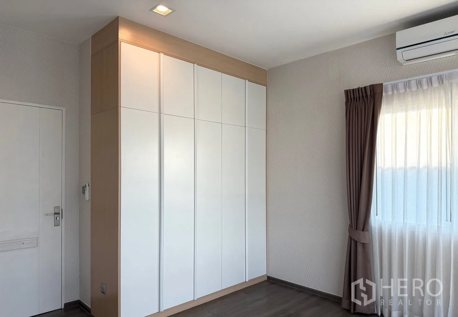 独立式住宅 出租在Prawet, Bangkok - 卧室配两扇窗，木质地板