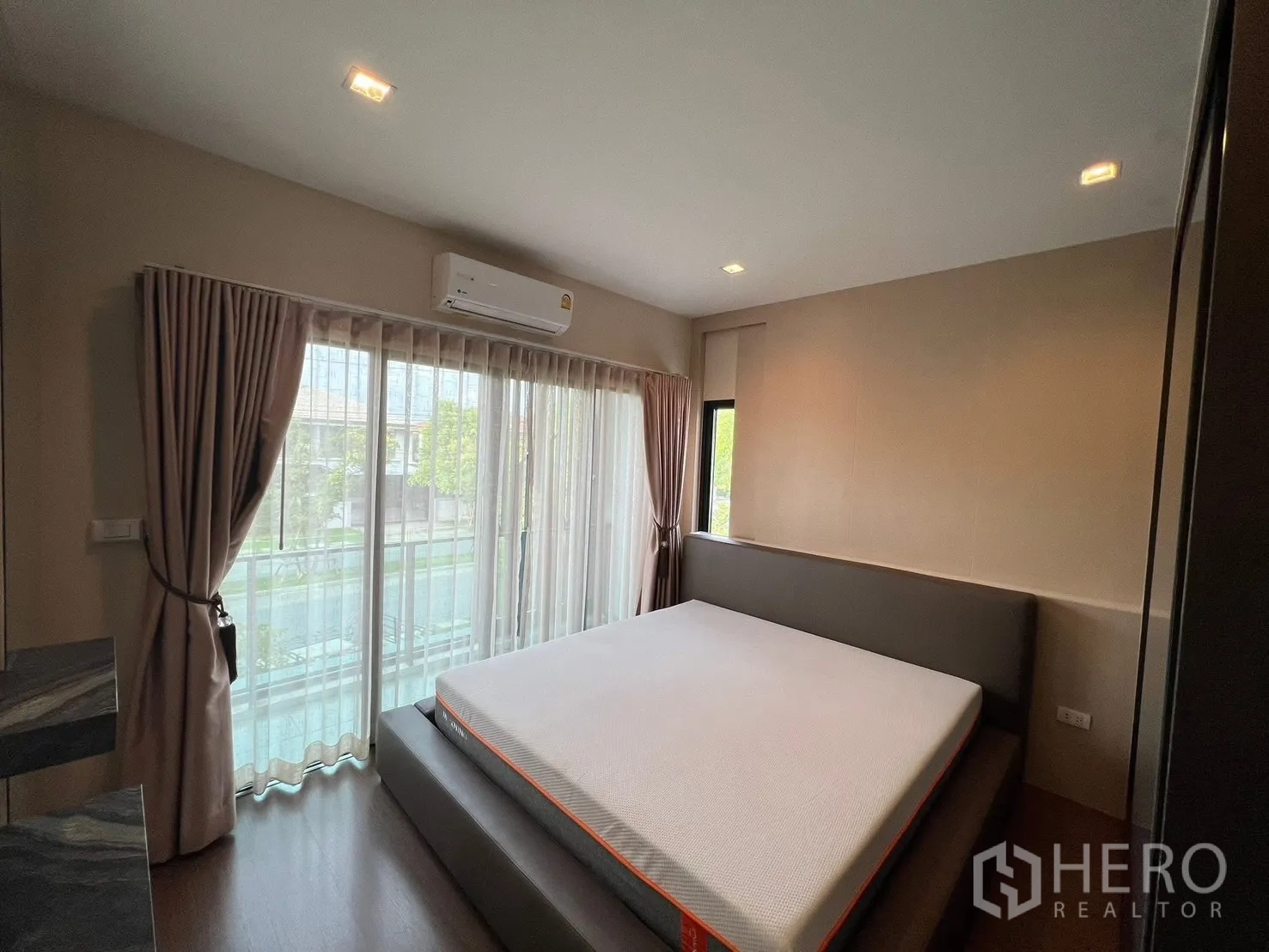 บ้าน ให้เช่าในBang Phli, Samut Prakan - ห้องนอนสว่างมีประตูกระจกออกสู่ระเบียง ม่านโปร่ง และหน้าต่างมุม