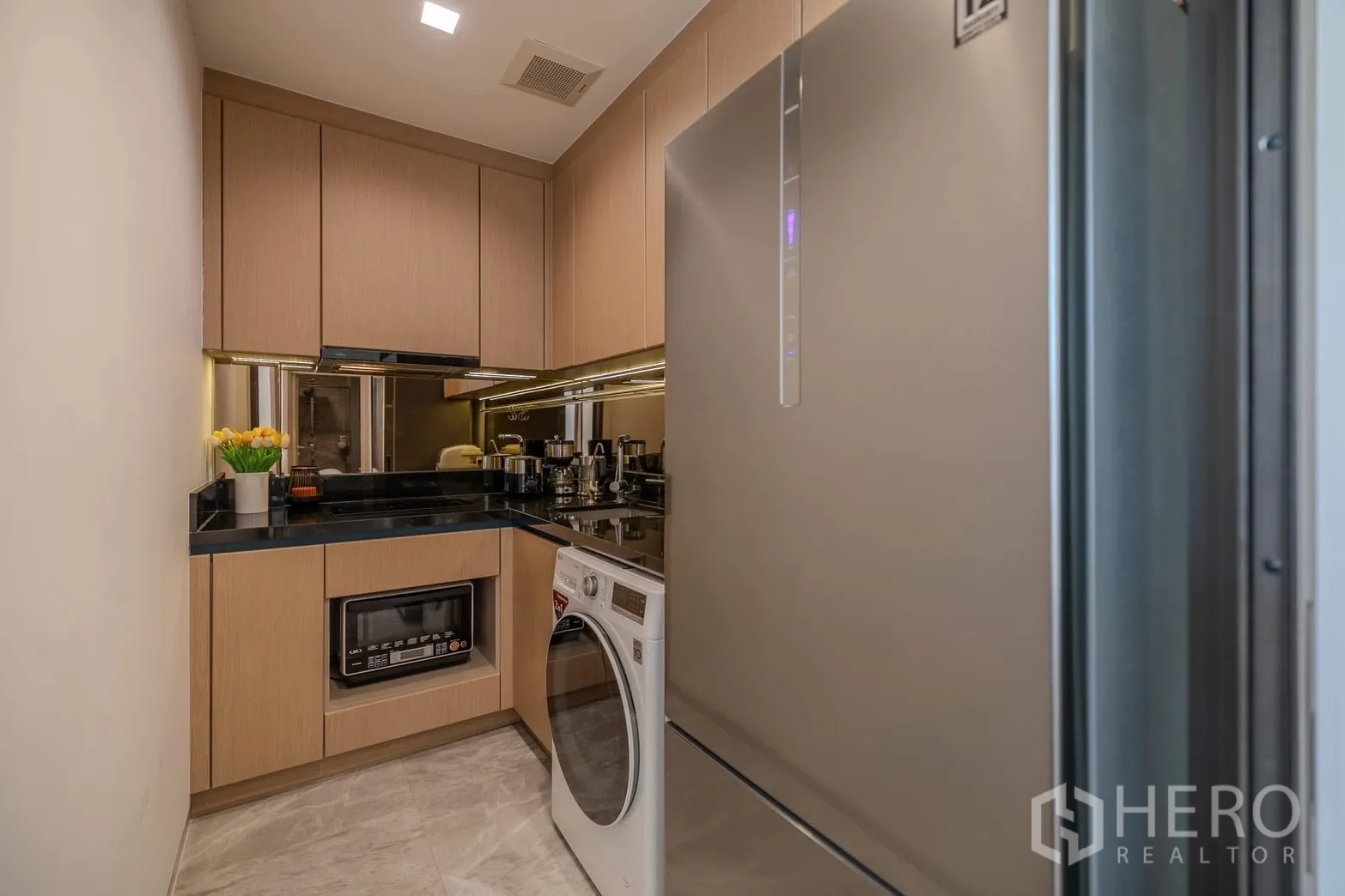คอนโด for rent in Watthana, Bangkok - ครัวกะทัดรัด ตู้บิลท์อิน เคาน์เตอร์หินสีดำ พร้อมตู้เย็นและเครื่องซักผ้า