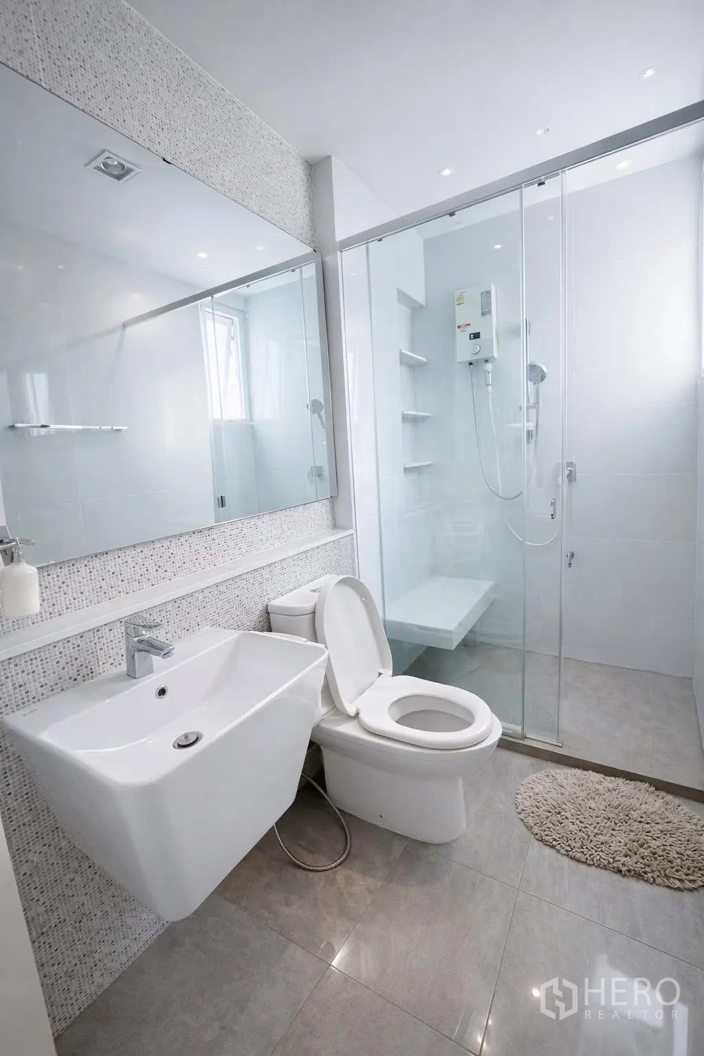 บ้านเดี่ยว for rent or sale in Bang Phli, Samut Prakan - ห้องน้ำโทนขาวทันสมัย กระจกบานใหญ่ และตู้ Shower กระจก