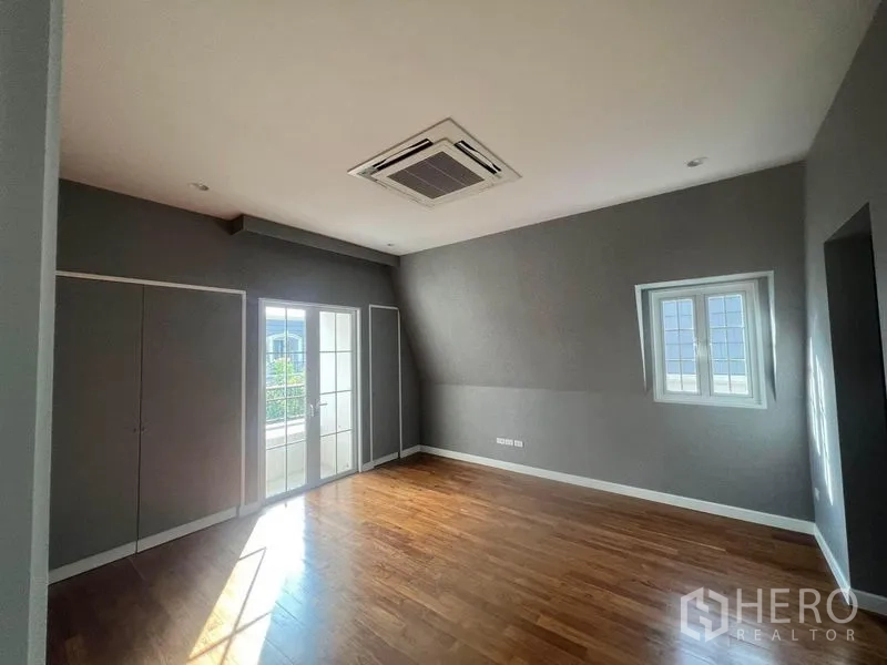 Detached House for sale in Yan Nawa, Bangkok - Large bedroom with sloped ceiling, balcony doors and built-in closets.