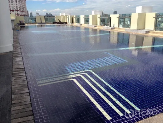 公寓 出租在Ratchathewi, Bangkok - 屋顶游泳池，蓝色马赛克池面与城市景观