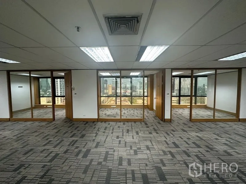 办公空间 出租在Khlong Toei, Bangkok - 成排玻璃办公室，远眺城市景观