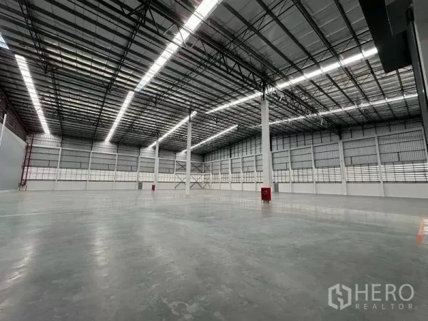 货栈 出租在Chon Buri - 12米净高的宽阔仓库内部，抛光混凝土地面。