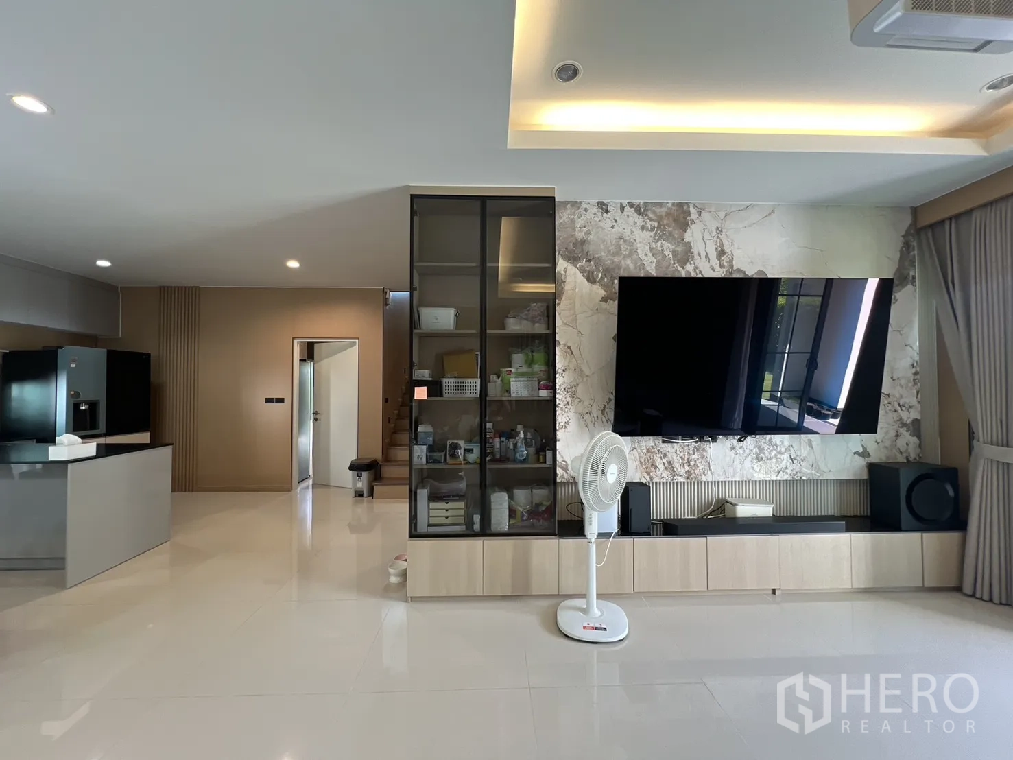 独立式住宅 出租或出售在Mueang Pathum Thani, Pathum Thani - 开放式客餐厅，电视墙、内置柜与楼梯。