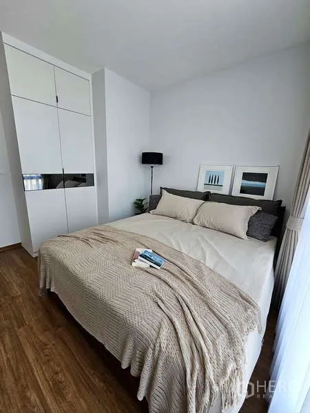 Townhouse for rent in Bang Phli, Samut Prakan - Master bedroom angle showing built‑in wardrobe and bedside lamp.