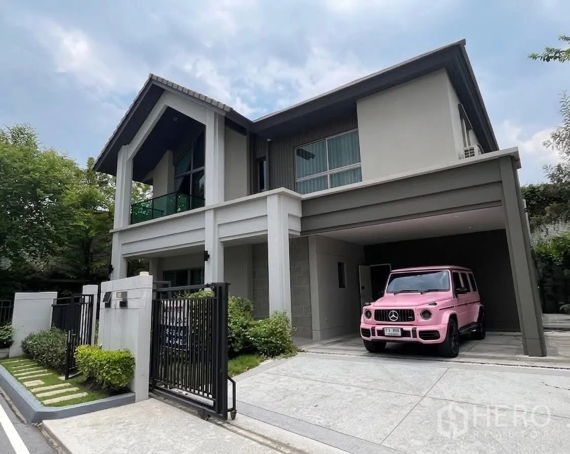 บ้านเดี่ยว for rent or sale in Bueng Kum, Bangkok - ภายนอกบ้านเดี่ยวสไตล์ร่วมสมัย ประตูรั้ว สวนหย่อม และที่จอดรถมีหลังคา