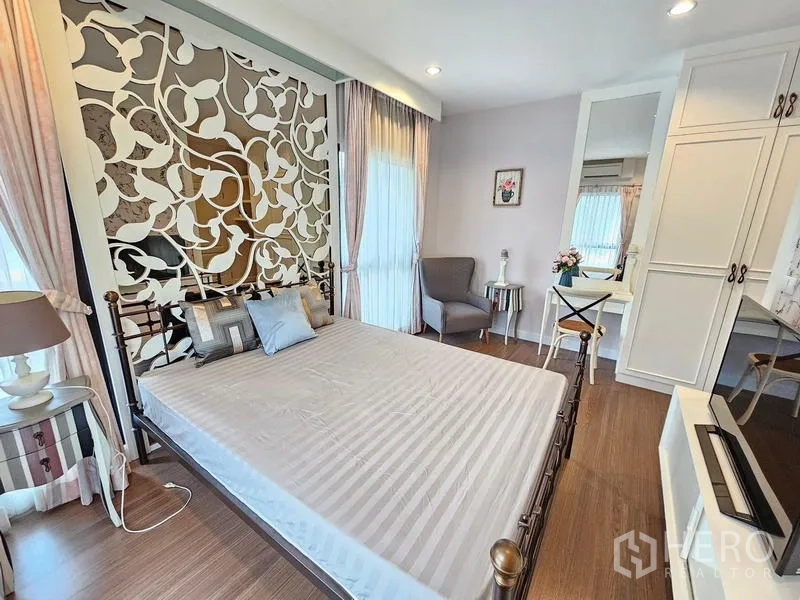 บ้าน ให้เช่าในPrawet, Bangkok - ห้องนอนสวยงาม มีหัวเตียงฉลุลายและหน้าต่างบานใหญ่พร้อมผ้าม่าน