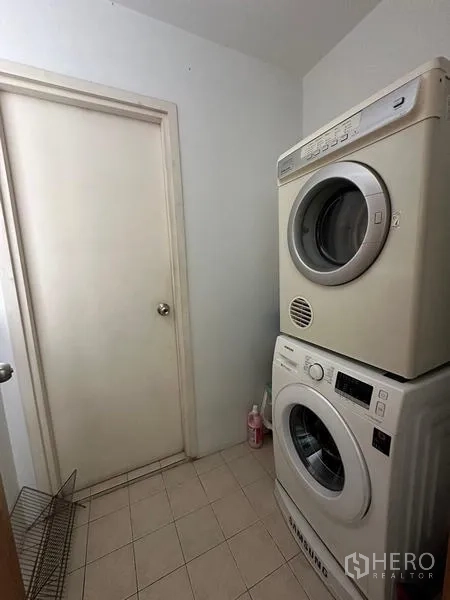 公寓 出售在Khlong Toei, Bangkok - 洗衣间配叠放式洗烘一体机