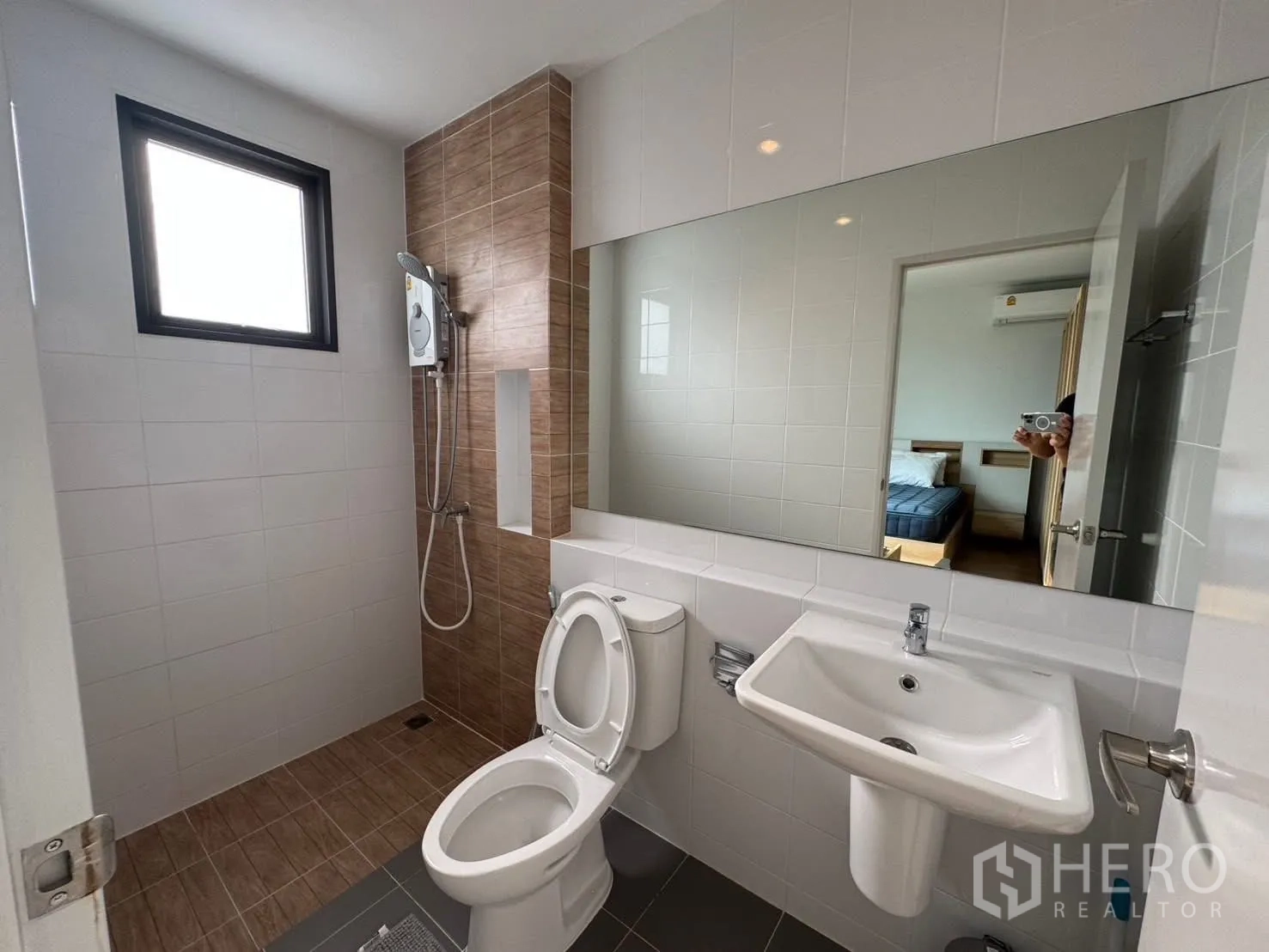 联排别墅 for rent in Bang Phli, Samut Prakan - 浴室配步入式淋浴、洗手盆、坐便器和大镜子。