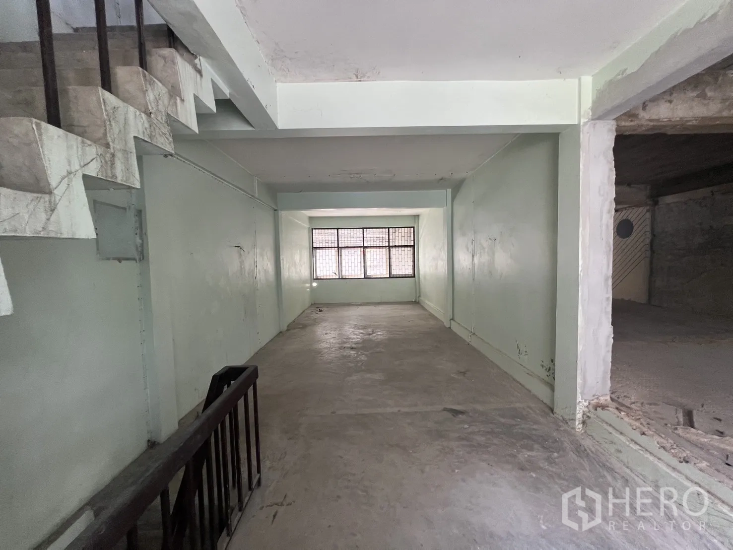 ตึกแถว for rent in Bang Rak, Bangkok - ห้องยาวมีหน้าต่างปลายห้องและบันไดด้านข้าง