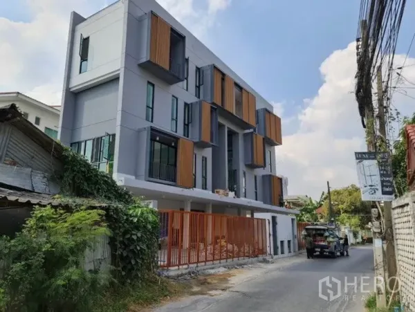 Home Office for rent in Chatuchak, Bangkok - Newly renovated four-storey home office with modern facade and wood screens on a quiet lane.