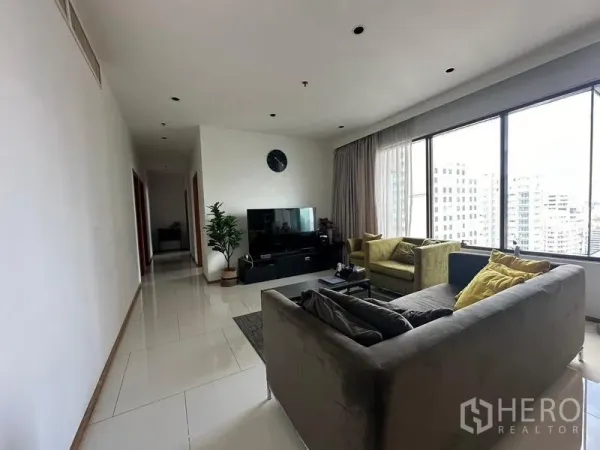 公寓 出售在Khlong Toei, Bangkok - 曼谷公寓明亮客厅，超大窗户、城市景观、电视柜与沙发