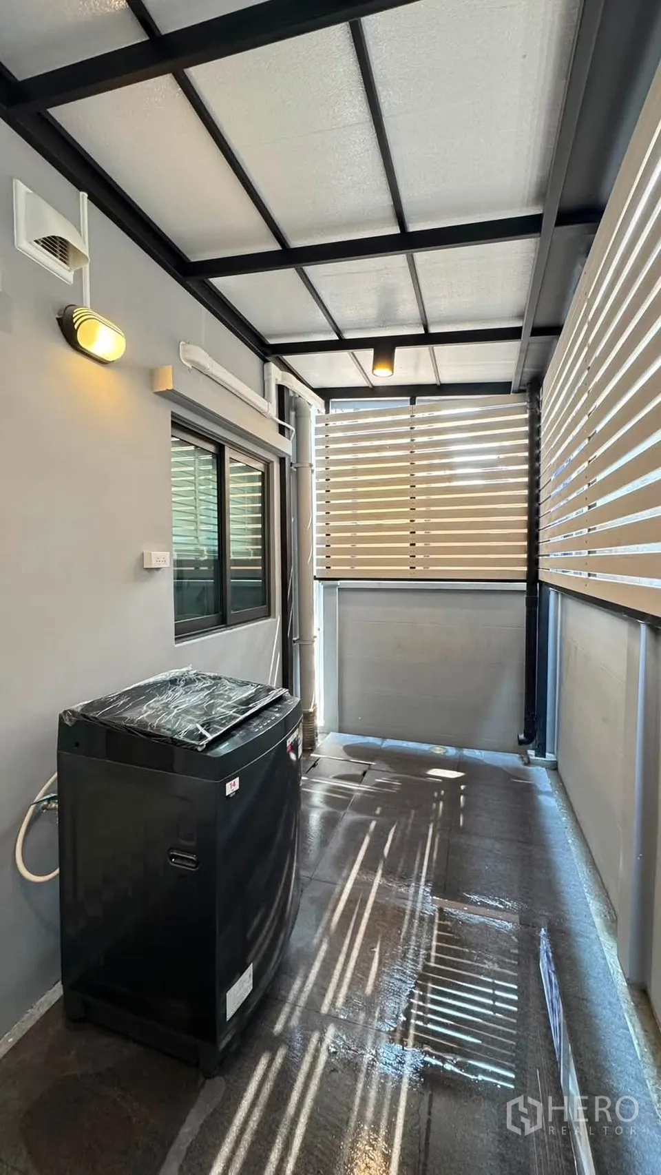 联排别墅 for rent in Bang Phli, Samut Prakan - 带顶家务区，配洗衣机、百叶隐私屏与吸顶灯。