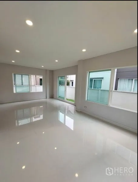 Detached House for sale in Bang Yai, Nonthaburi - Bright open living room with multiple windows and a sliding door to the yard