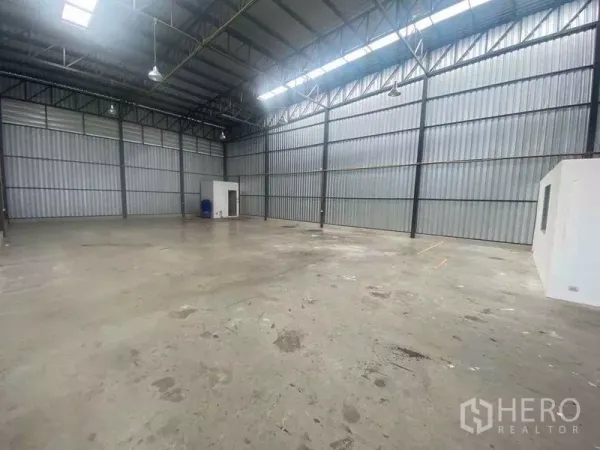 คลังสินค้า ให้เช่าในBang Phli, Samut Prakan - ภายในโกดังโปร่ง หลังคาโครงเหล็กสูง มีสกายไลท์และพื้นคอนกรีตขัดมัน