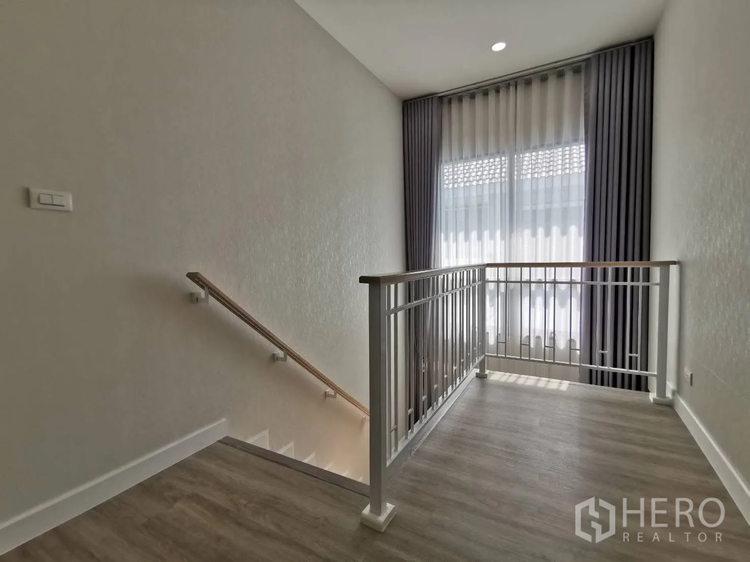 บ้านเดี่ยว for rent in Bang Phli, Samut Prakan - โถงบันไดสว่าง ราวกันตกสีขาว และหน้าต่างสูงพร้อมผ้าม่าน