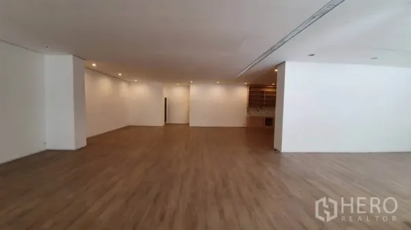 零售空间 出租在Khlong Toei, Bangkok - 宽敞展厅式空间，木地板，后方设有内置置物架。