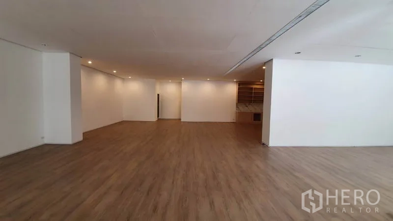 零售空间 出租在Khlong Toei, Bangkok - 宽敞展厅式空间，木地板，后方设有内置置物架。