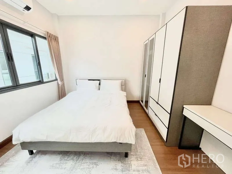 บ้าน ให้เช่าในBang Phli, Samut Prakan - ห้องนอนแขกขนาดพอเหมาะ มีตู้เสื้อผ้าและโต๊ะทำงานริมหน้าต่าง