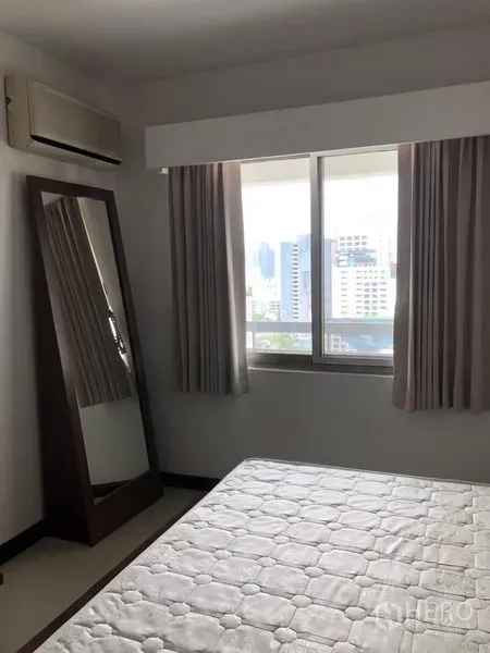 คอนโด ให้เช่าในWatthana, Bangkok - ห้องนอนหน้าต่างบานกว้าง วิวเมือง มีกระจกบานเต็มและผ้าม่าน