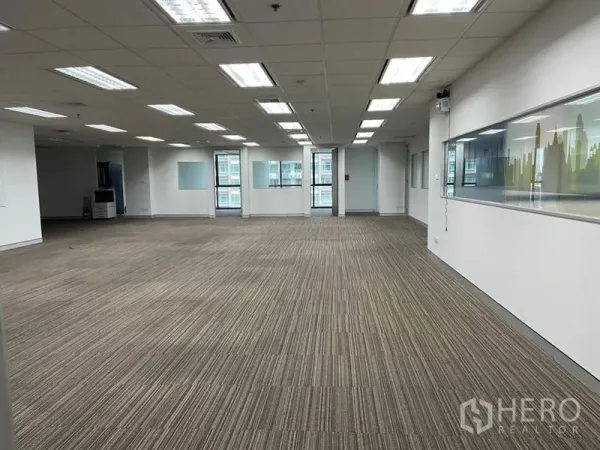สำนักงาน ให้เช่า - โซนทำงานเปิดโล่ง ไฟติดเพดาน กั้นกระจก และหน้าต่างรับแสงธรรมชาติ