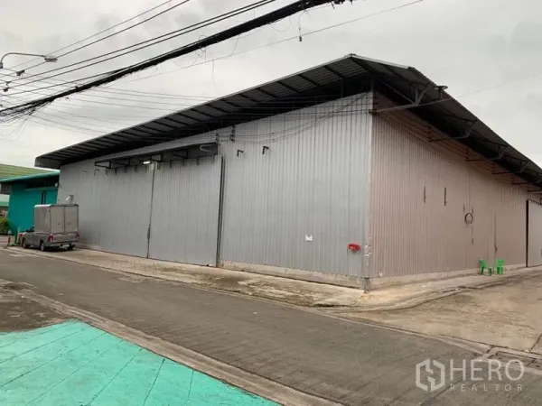 คลังสินค้า ให้เช่าในBang Kapi, Bangkok - ภายนอกโกดังผนังเมทัลชีท ประตูบานเลื่อนกว้าง เข้าถึงรถบรรทุกได้ ในบางกะปิ กรุงเทพฯ