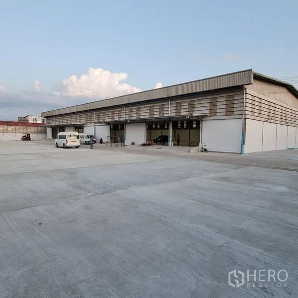 货栈 出租在Prawet, Bangkok - 仓库正立面，多个装卸口面向大型卡车作业场地