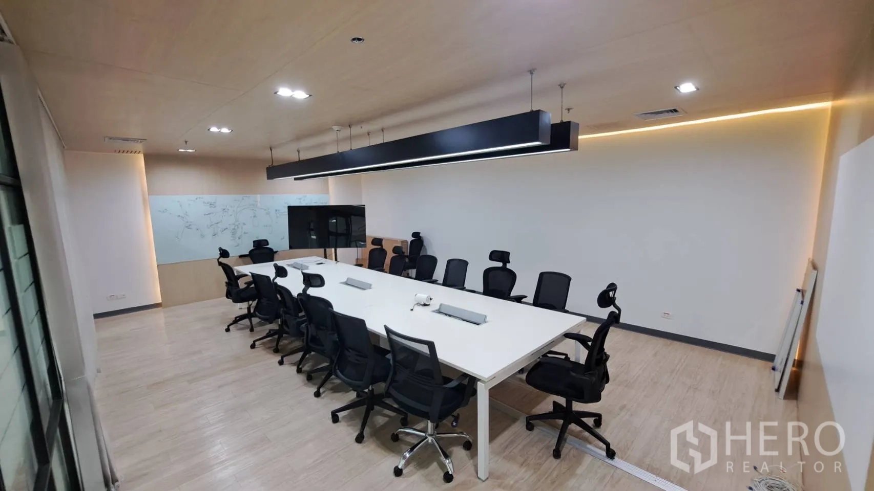 办公空间 出租在Yan Nawa, Bangkok - 会议室视角，白色长桌、电视与特色照明