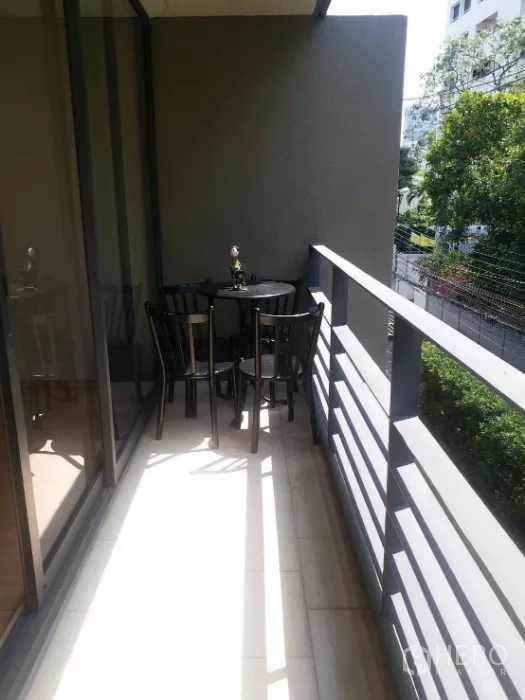公寓 出租在Pathum Wan, Bangkok - 私密阳台，摆放小圆桌与椅子，眺望绿景