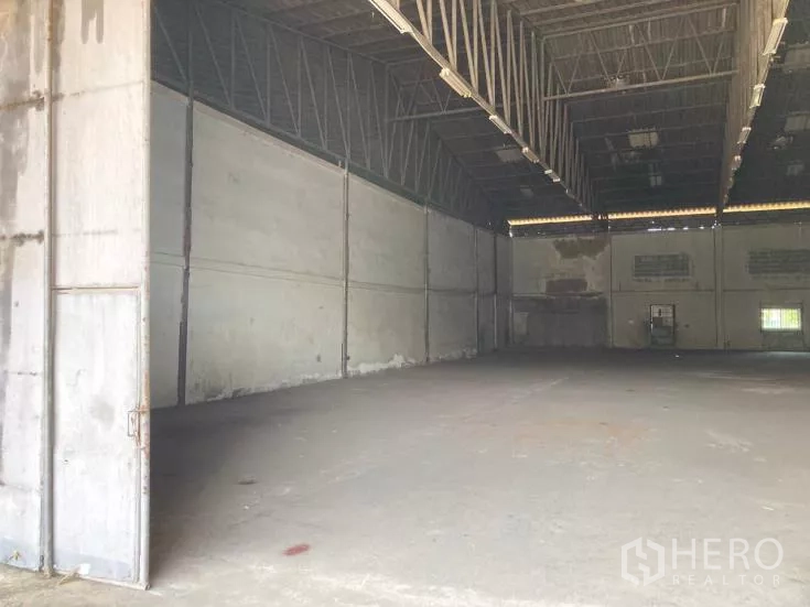 Factory for rent in Bang Sao Thong, Samut Prakan - Interior clear-span warehouse space with high steel truss roof.