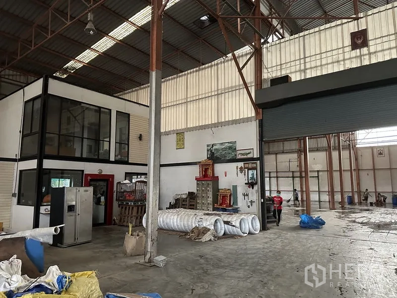 Factory for rent in Bang Bua Thong, Nonthaburi - Internal office module and storage area beneath the steel roof structure.