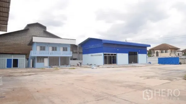 工厂 出租在Khlong Sam Wa, Bangkok - 厂区外观，蓝顶仓库、两层办公楼与开阔硬化场坪