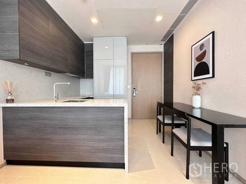 公寓 出租在Watthana, Bangkok - 现代厨房带中岛，石面台与餐桌长椅