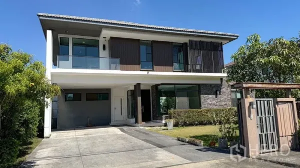 独立式住宅 出售在Bang Kapi, Bangkok - 两层独栋住宅外观，车道、阳台与入户围栏。